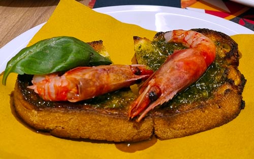 Bruschettone di Pane Di casa con pesto di basilico e gambero rosso di Mazara